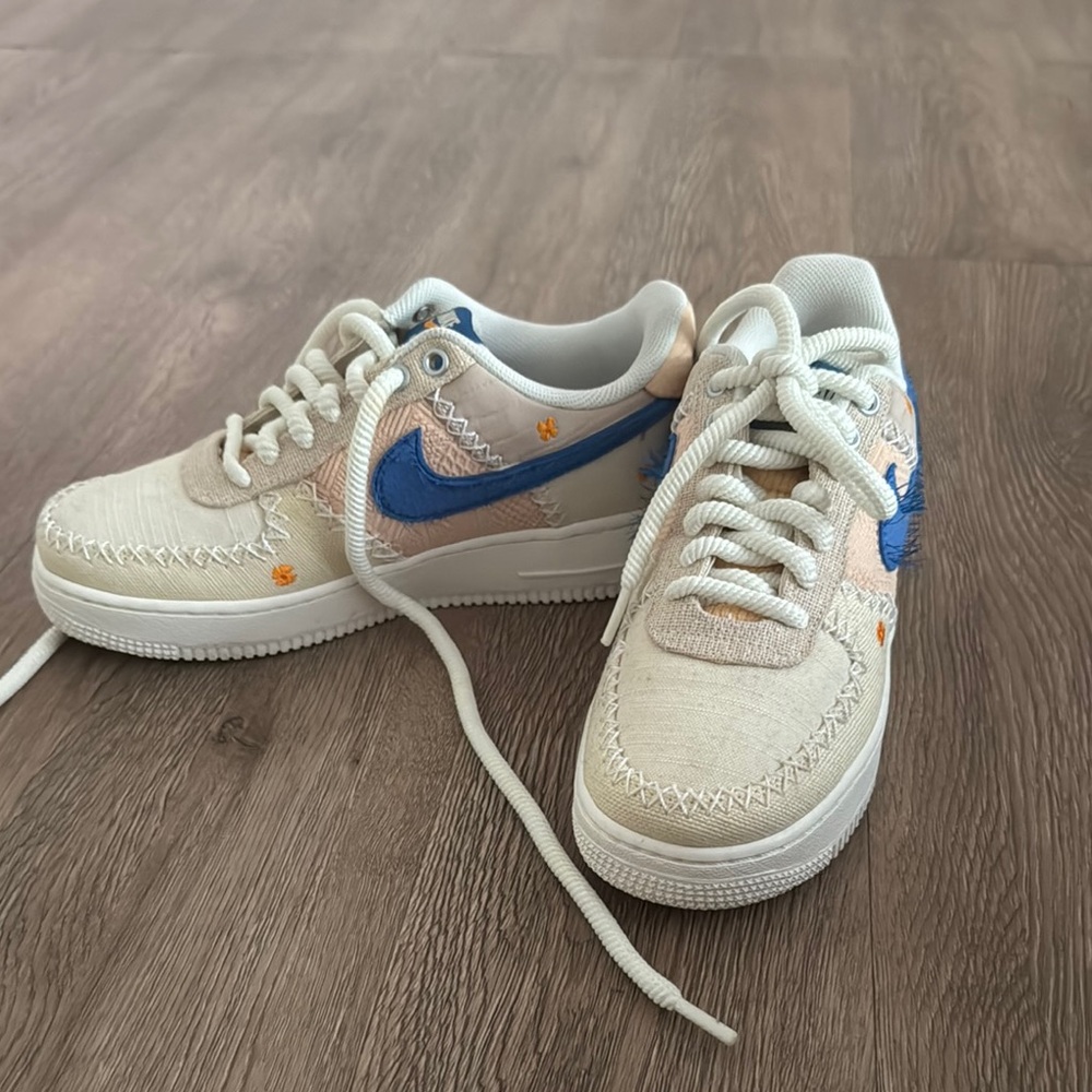 Women’s  Cream and Blue spring Nike Sneakers. 

Vintage

Never worn